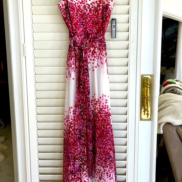 Beautiful flower dress - Picture 1 of 9